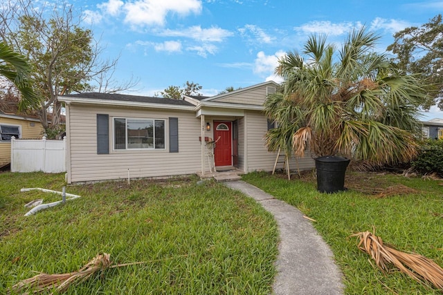 view of front of house featuring a front lawn