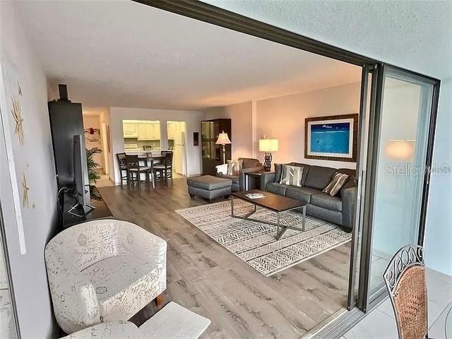 living room featuring floor to ceiling windows and a textured ceiling