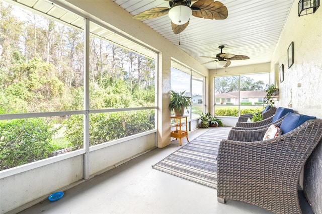 sunroom with ceiling fan