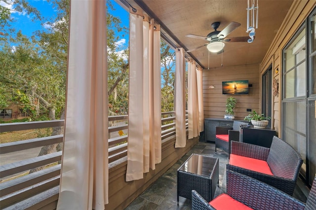 sunroom with ceiling fan