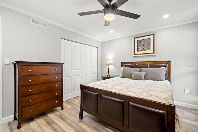 bedroom featuring ceiling fan, a closet, light hardwood / wood-style flooring, and ornamental molding