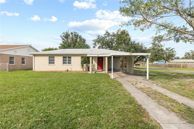 view of front of home featuring a carport and a front lawn