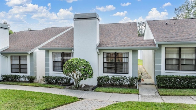 view of front of house with a front lawn