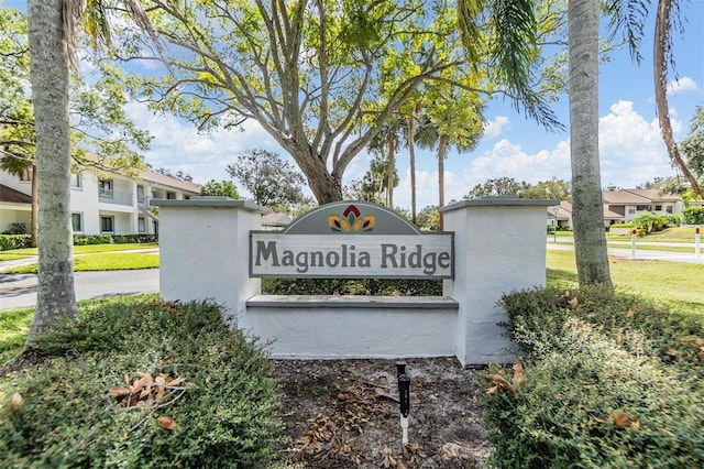 community / neighborhood sign featuring a yard