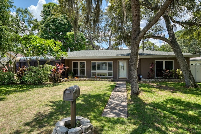 single story home with a front lawn