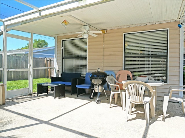 sunroom with ceiling fan