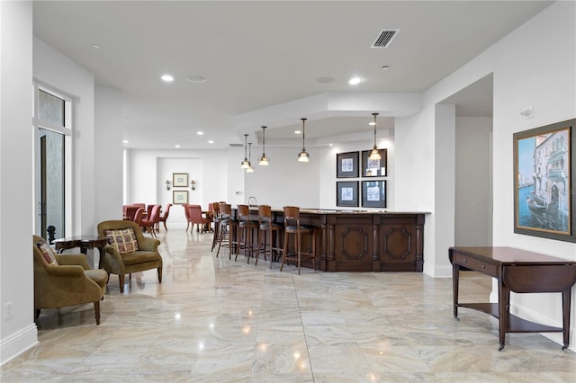 kitchen featuring hanging light fixtures