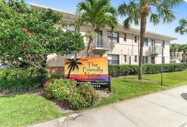 community / neighborhood sign featuring a lawn