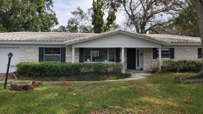 single story home with a front yard