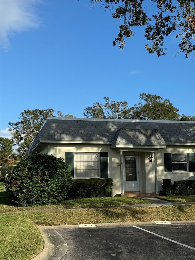 single story home with a front yard