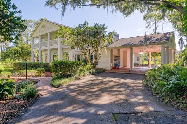 view of front of property featuring a balcony