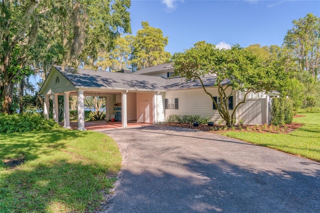 view of front facade featuring a front yard and a carport