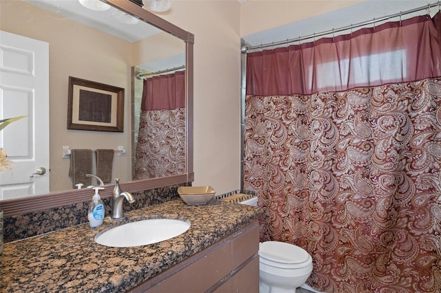 full bathroom featuring a shower with curtain, toilet, and vanity