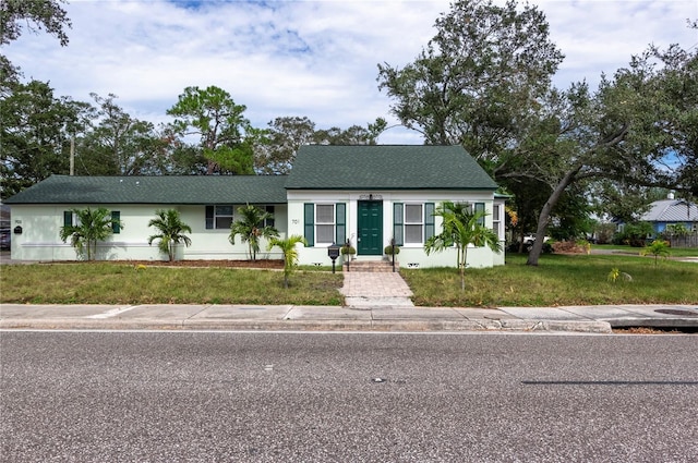 view of front of home featuring a front yard