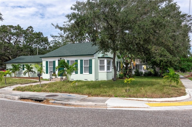 view of front of house with a front lawn