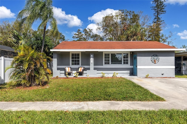 single story home featuring a front lawn