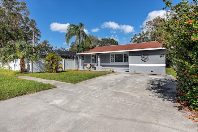 single story home featuring a front yard