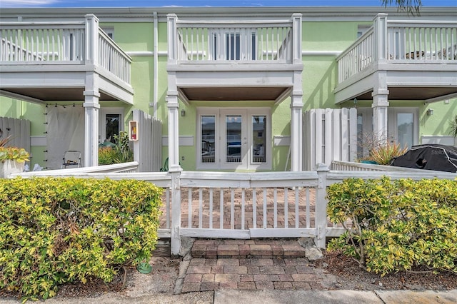 property entrance featuring a balcony