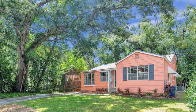 view of front of property featuring a front lawn