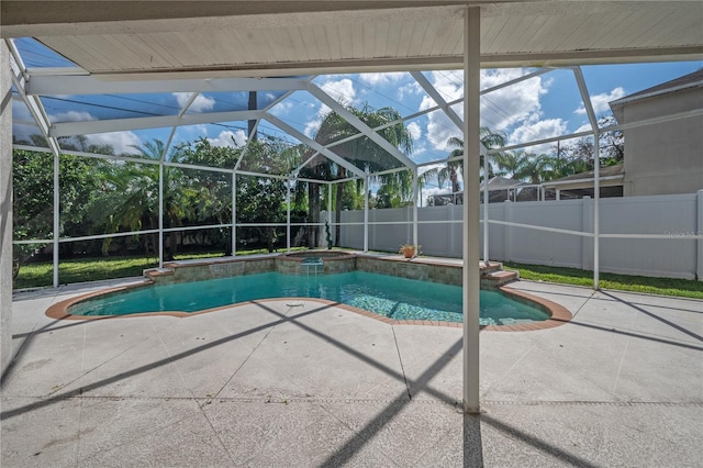 view of pool featuring an in ground hot tub, a patio area, and a lanai