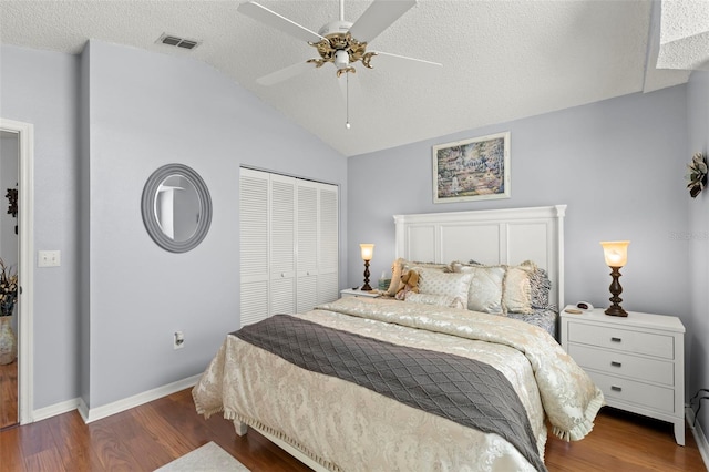 bedroom with a closet, ceiling fan, a textured ceiling, and dark hardwood / wood-style floors