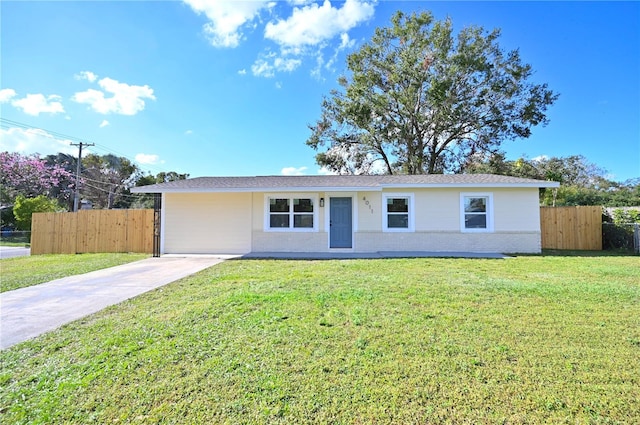 ranch-style home featuring a front lawn