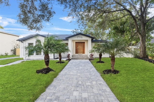 ranch-style home featuring a front lawn