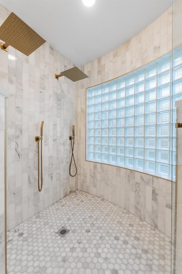 bathroom featuring a tile shower