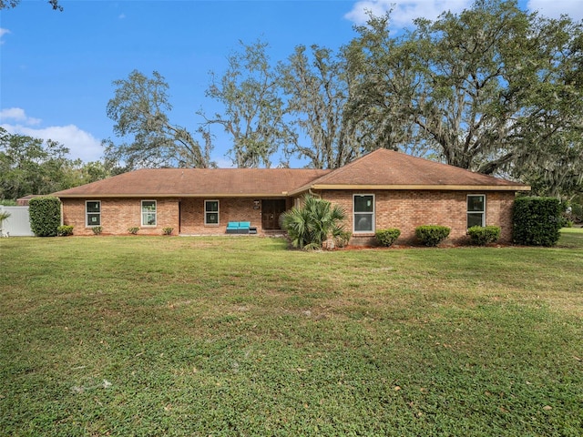 view of front of property featuring a front lawn