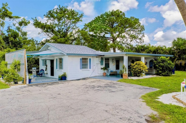 single story home featuring a porch and a front yard