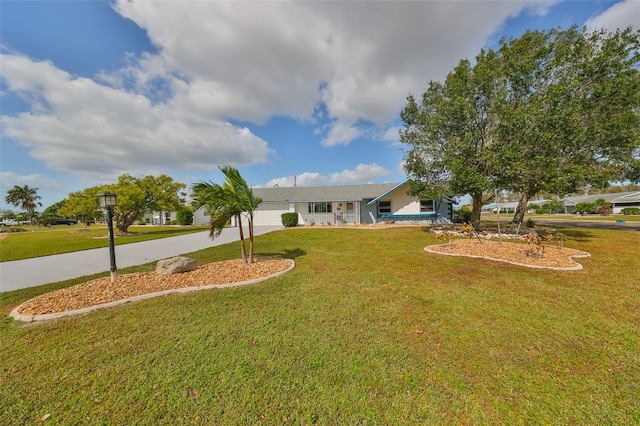 view of front of property featuring a front yard