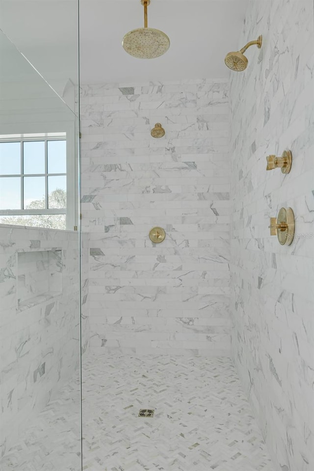 bathroom featuring tiled shower