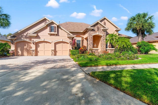 view of front of house featuring a front yard