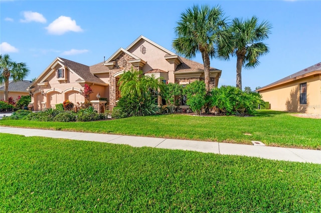 view of front of property featuring a front lawn