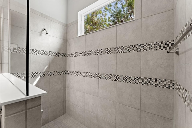 bathroom featuring a tile shower