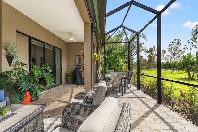 sunroom with ceiling fan