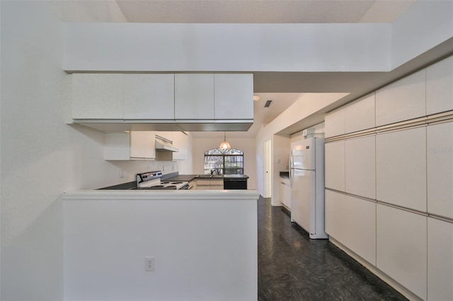 kitchen with electric stove, sink, white cabinetry, white fridge, and kitchen peninsula