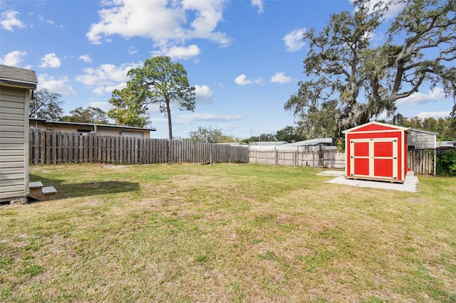 view of yard featuring a shed