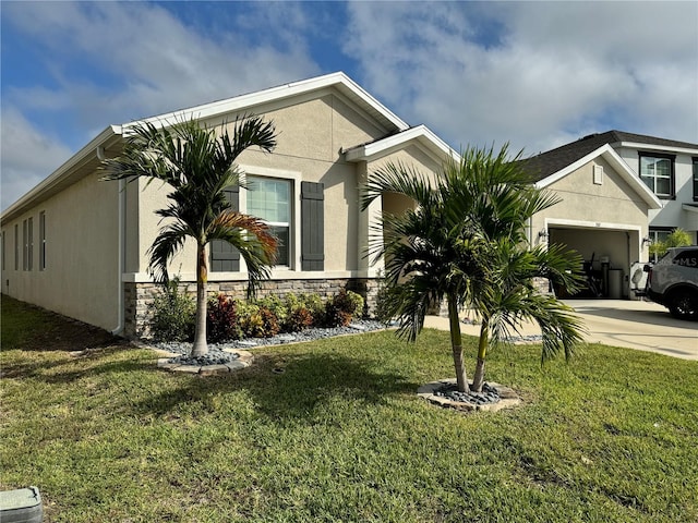 view of front of property featuring a front lawn