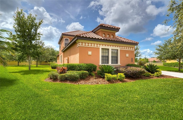 view of side of property featuring a lawn