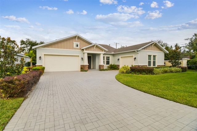 view of front facade featuring a front lawn and a garage