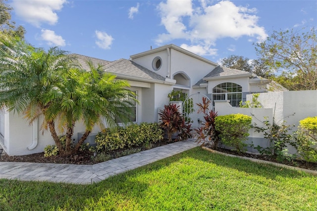 view of front facade with a front yard