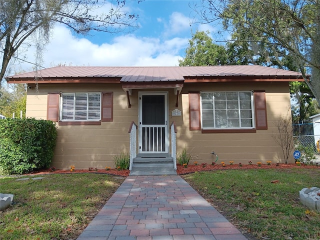 view of front of house with a front lawn