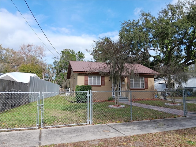 bungalow featuring a front lawn