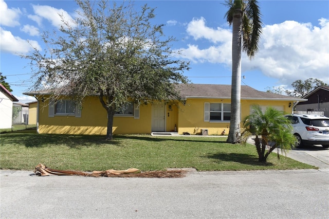 single story home with a front lawn