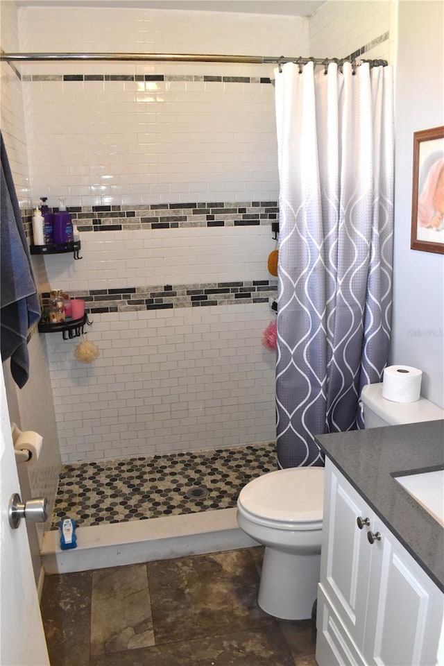 bathroom with vanity, curtained shower, and toilet