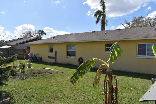 back of house featuring a lawn