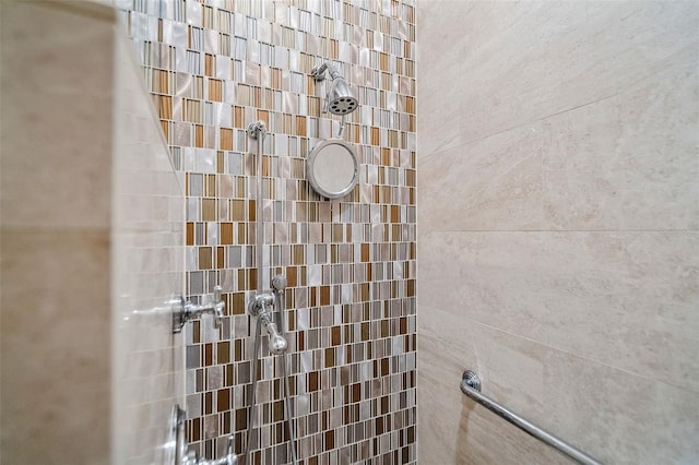 bathroom featuring tiled shower