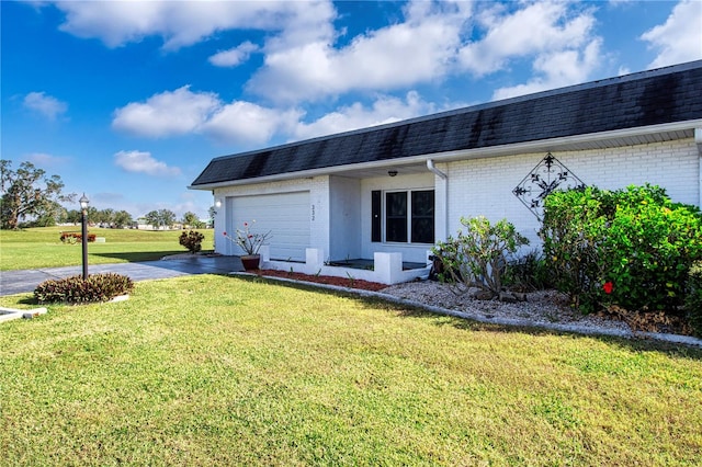 view of front facade featuring a garage and a front lawn