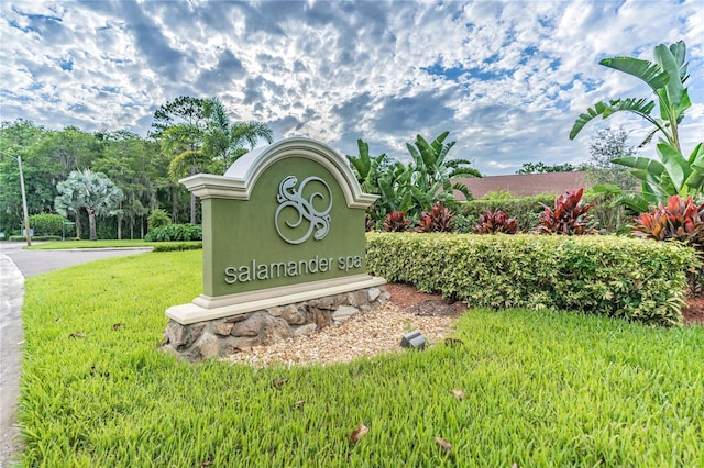 community sign with a yard